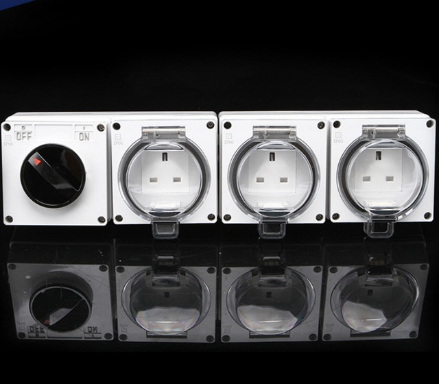 3-gang UK outdoor socket