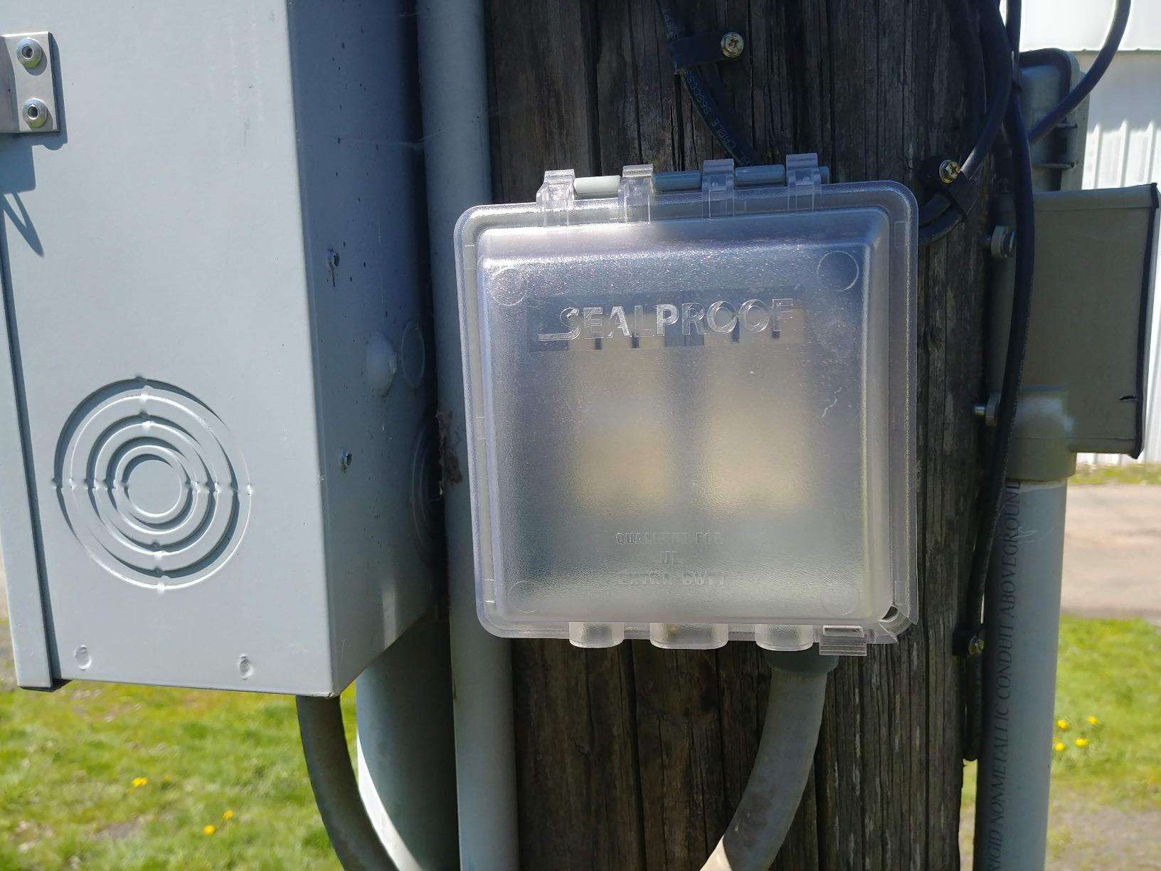 2 Gang Weatherproof In Use Outlet Cover Two Gang Outdoor Receptacle Protector Extra Duty Compliant 45 in 1 Multi Configuration Lockable Plug Shield Box