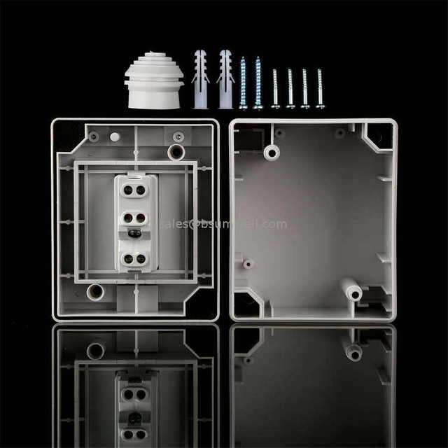 China Manufacturer Cover Waterproof IP55 Extension Italy Socket 3 Gang Socket Three-Position Plugs Sockets