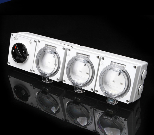 3-gang UK outdoor socket