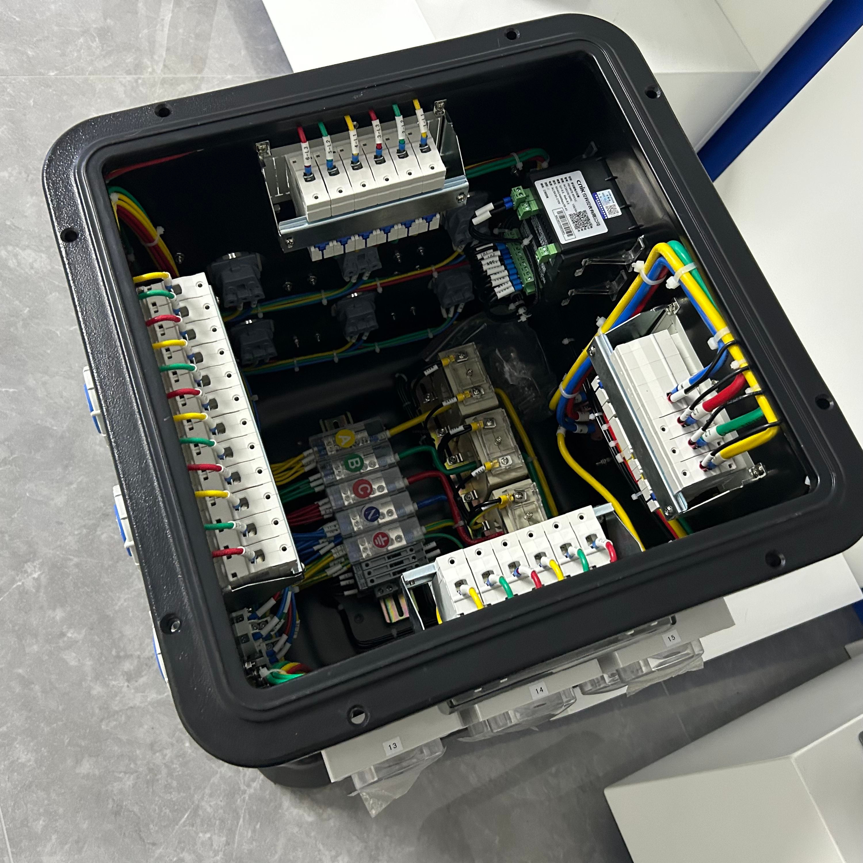 Heavy duty distribution box